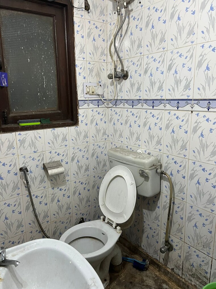 Bathroom, kalkaji 1 Bedroom 507 Sq.Ft. Builder Floor In Kalkaji Delhi 9693466