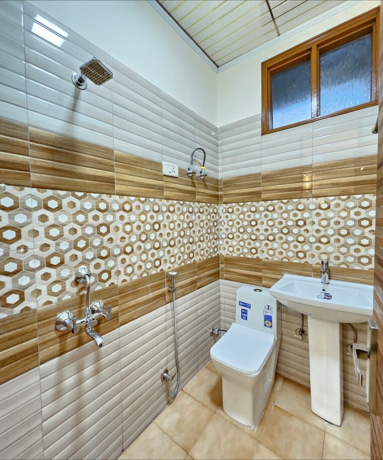 Bathroom, jungpura extension 3 Bedroom 1450 Sq.Ft. Builder Floor In Jungpura Extension Delhi 9693598