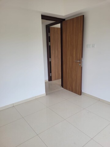 Room in 4 BHK Apartment at Shapoorji Pallonji Vicinia, Powai – for Sale