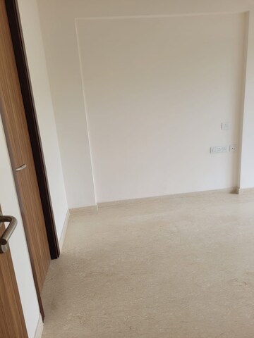 Room in 4 BHK Apartment at Shapoorji Pallonji Vicinia, Powai – for Sale