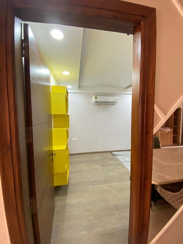 Room, silverglades-hightown 3 Bedroom 2150 Sq.Ft. Apartment In Sushant Lok I Gurgaon 9694057