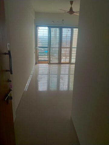 Room in 1.5 BHK Apartment at Rosa Gardenia, Ghodbunder Road – for Rent