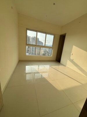 Room in 2.5 BHK Apartment at Wadhwa Atmosphere O2, Mulund West – for Sale