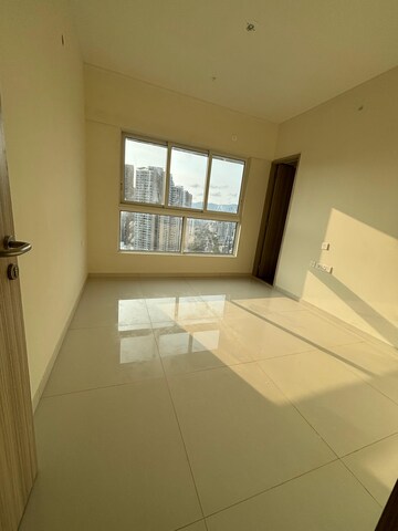 Room in 2.5 BHK Apartment at Wadhwa Atmosphere O2, Mulund West – for Sale