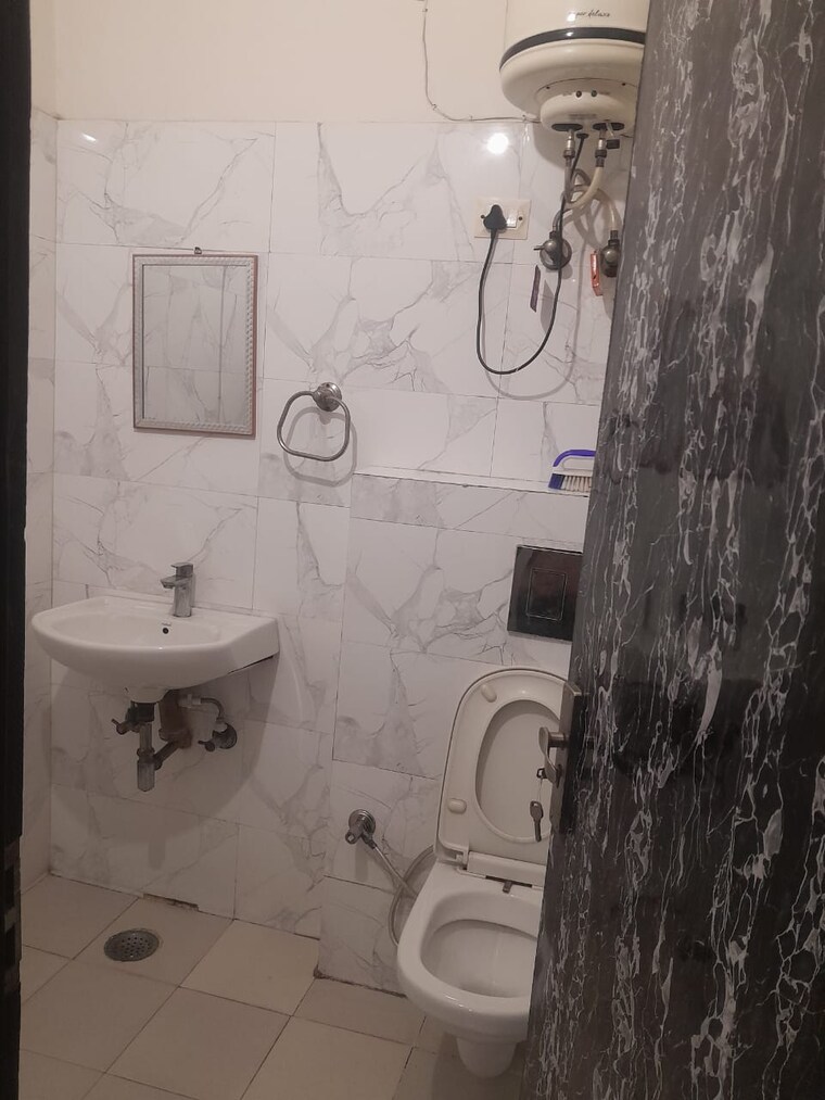 Bathroom, parakh-homes 3 Bedroom 950 Sq.Ft. Builder Floor In Gyan Khand I Ghaziabad 9694925