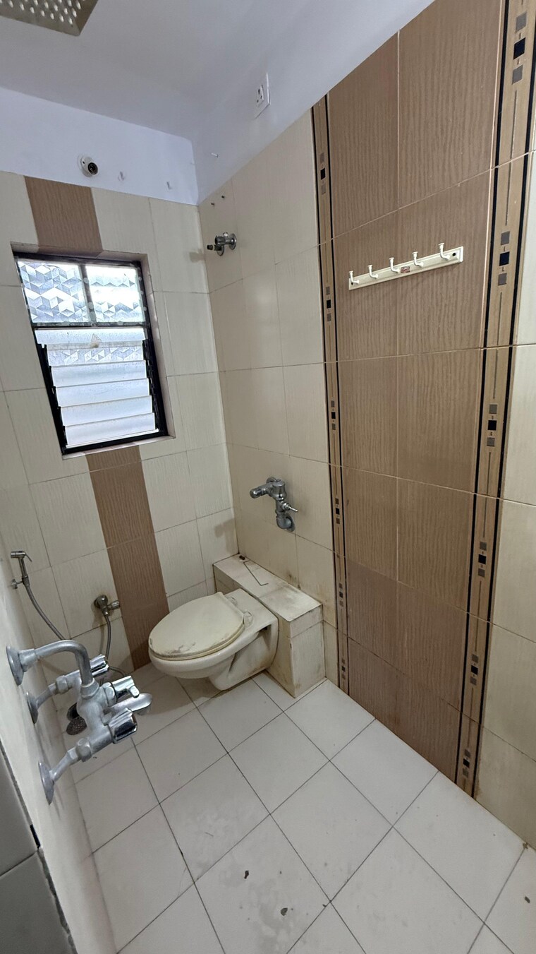 Bathroom, clark town 3 Bedroom 1600 Sq.Ft. Apartment In Clark Town Nagpur 9695025