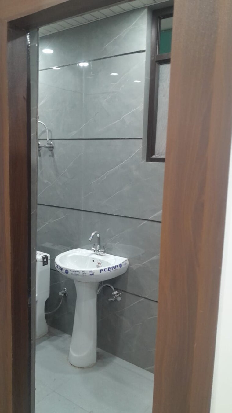 Bathroom, parakh-homes 3 Bedroom 1100 Sq.Ft. Builder Floor In Gyan Khand I Ghaziabad 9695012