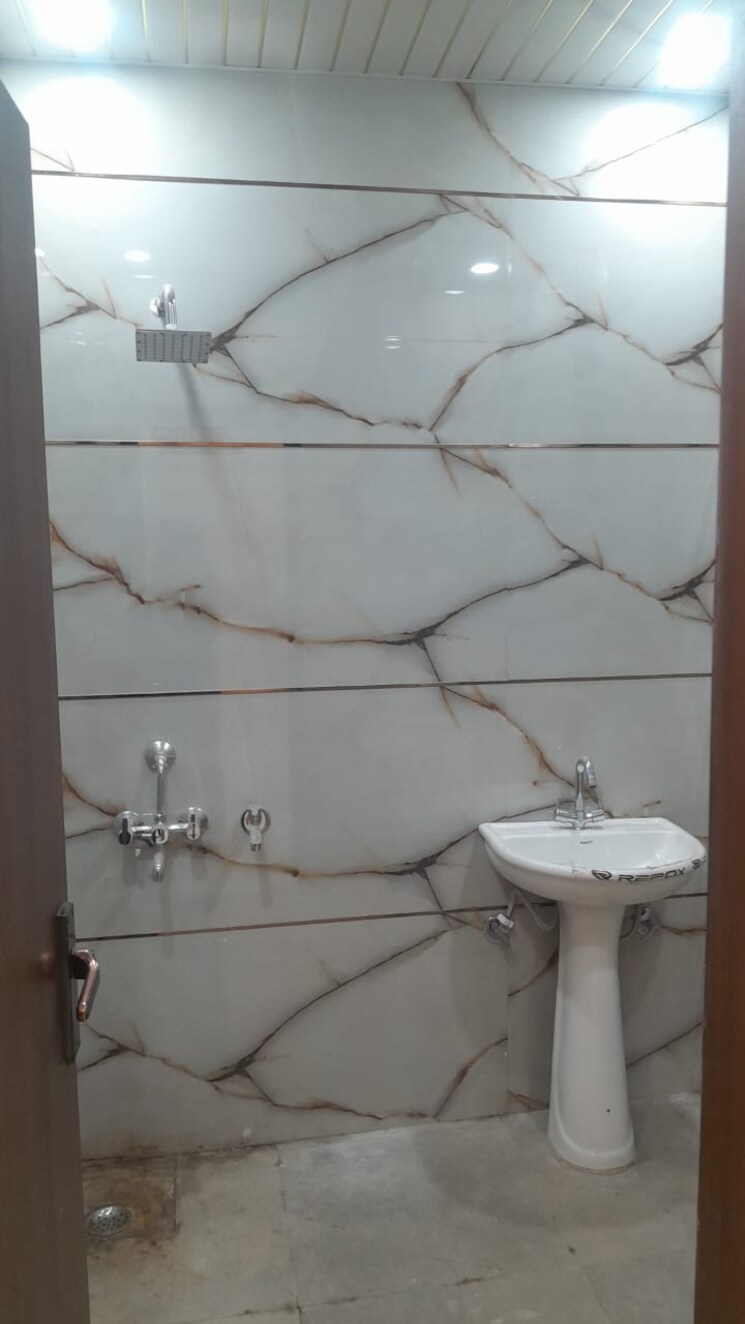 Bathroom, parakh-homes 3 Bedroom 1100 Sq.Ft. Builder Floor In Gyan Khand I Ghaziabad 9695012