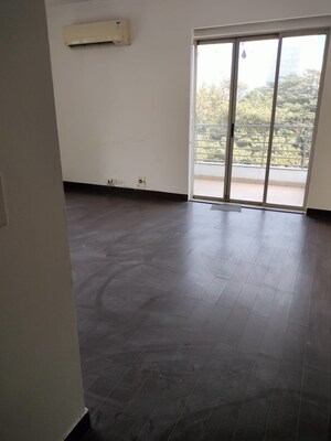 Room in 3 BHK Apartment at Parsvnath Exotica, Sector 53 – for Rent