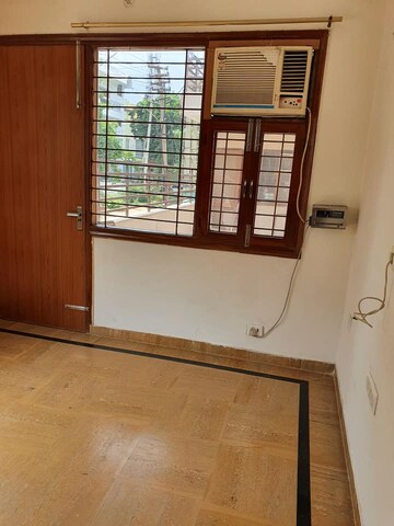 Room in 2 BHK Independent House at Sector 10a – for Rent