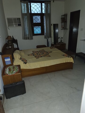 Bedroom in 5 BHK Apartment at Tata Primanti Villas, Sector 72 – for Rent