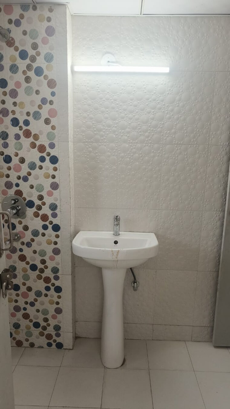 Bathroom, sector 19b dwarka 3 Bedroom 1800 Sq.Ft. Apartment In Sector 19b Dwarka Delhi 9695267