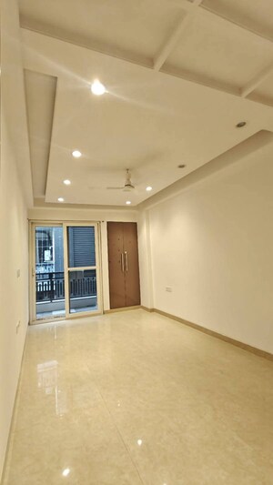 Room in 4 BHK Apartment at Saket – for Rent