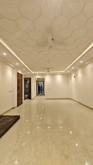 Room in 4 BHK Apartment at Saket – for Rent