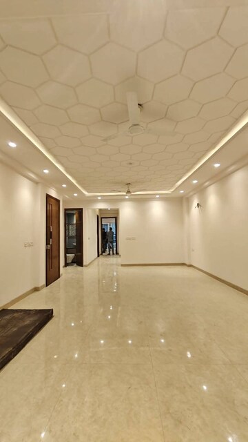 Room in 4 BHK Apartment at Saket – for Rent