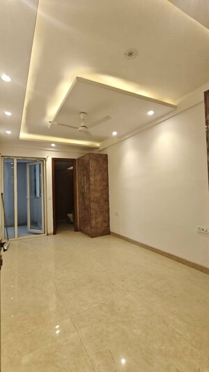 Room in 4 BHK Apartment at Saket – for Rent