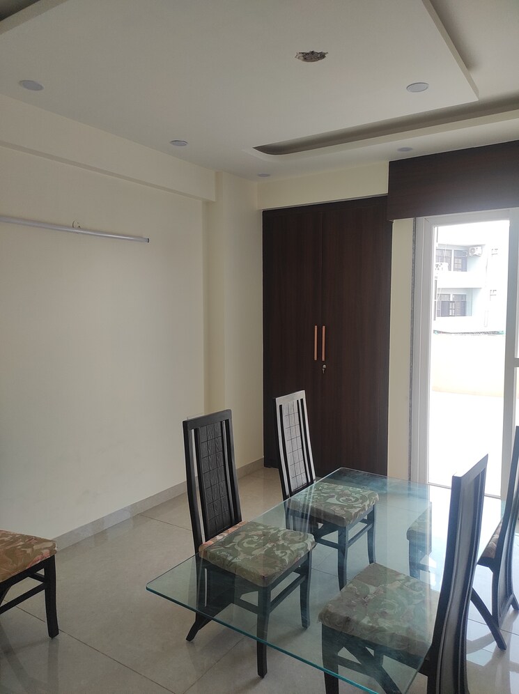 Room, sector 52 5 Bedroom 3200 Sq.Ft. Apartment In Sector 52 Gurgaon 9695601
