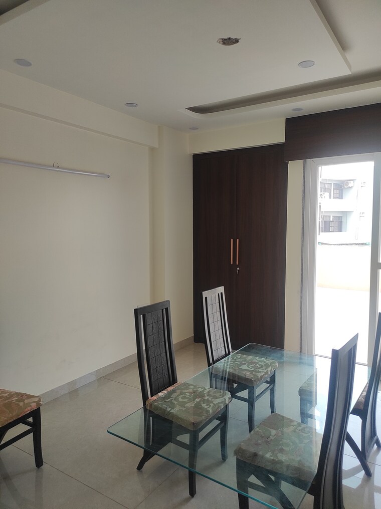 Room, sector 52 5 Bedroom 3200 Sq.Ft. Apartment In Sector 52 Gurgaon 9695601