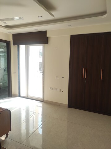 Furnished Amenities in 5 BHK Apartment at Sector 52 – for Rent