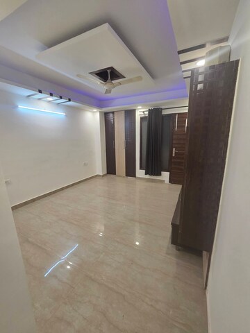 Room in 3 BHK Builder Floor at Sector 57 – for Rent