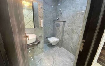 Bathroom in 2 BHK Builder Floor at Amrapali Vaishali, Vaishali Sector 3 – for Rent
