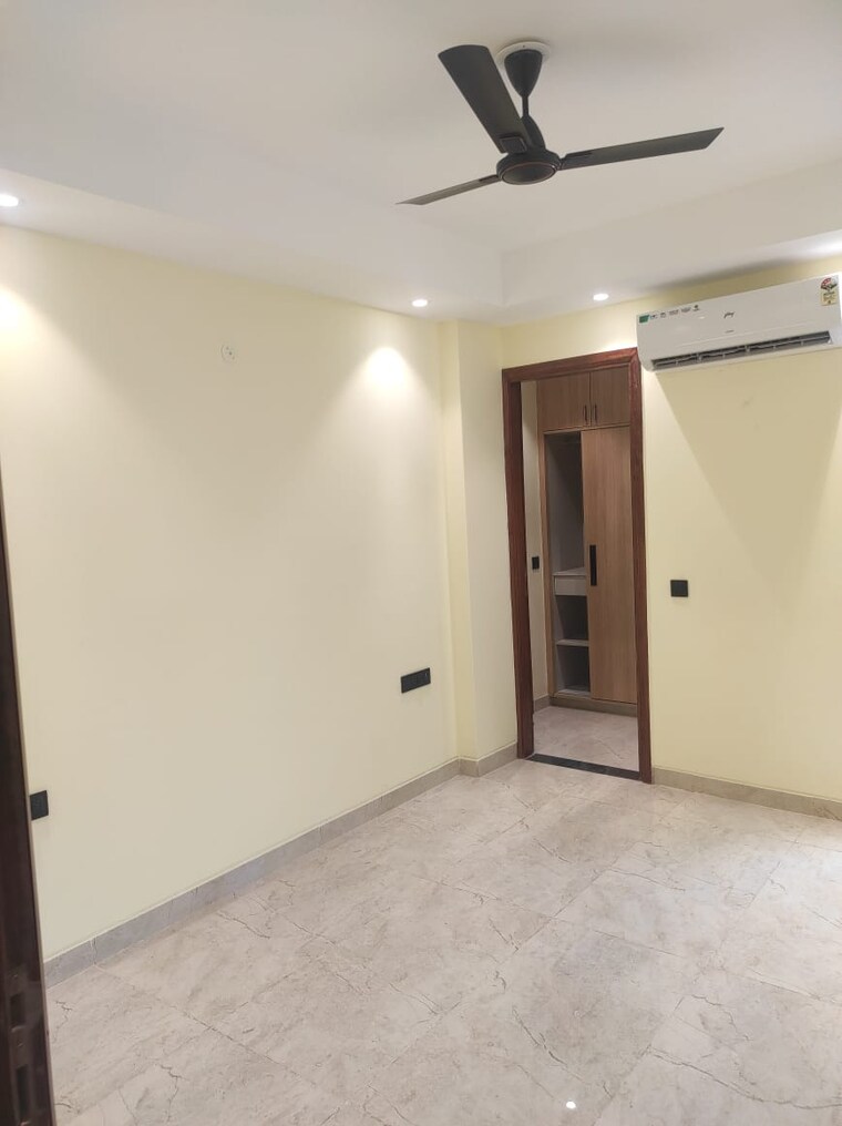 Room, mayfield garden 3 Bedroom 1800 Sq.Ft. Builder Floor In Mayfield Garden Gurgaon 9695835