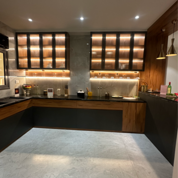 Kitchen in 5 BHK Apartment at DLF Independent Floors, Dlf City Phase 3 – for Rent