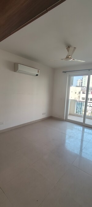 Room in 3 BHK Apartment at Emaar Emerald Floors Premier, Sector 65 – for Rent