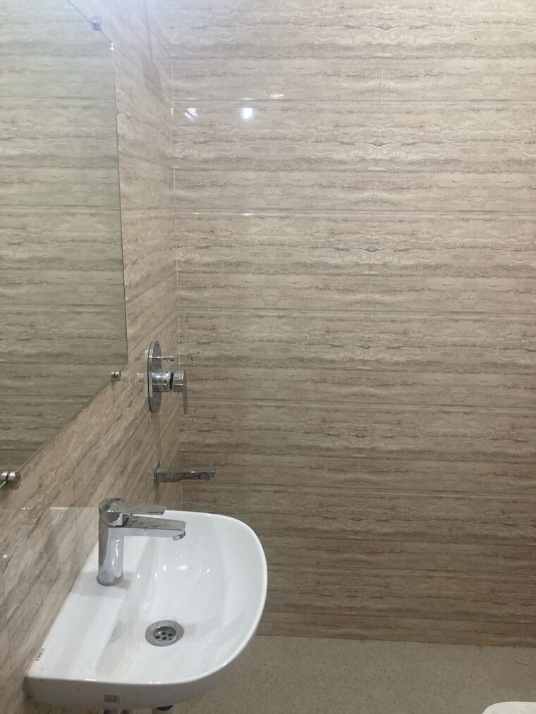 Bathroom, chittaranjan park 2 Bedroom 1400 Sq.Ft. Builder Floor In Chittaranjan Park Delhi 9696102