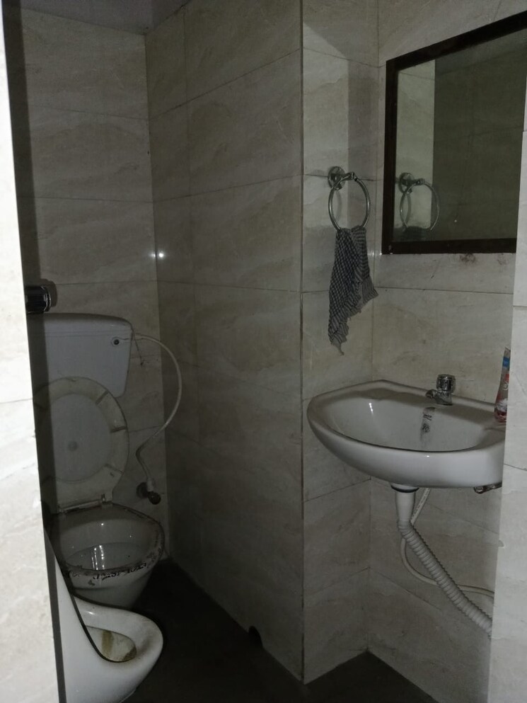 Bathroom, park street Commercial Office Space 1200 Sq.Ft. In Park Street Kolkata 9696365