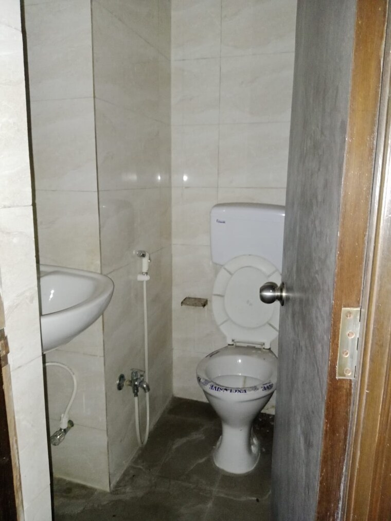 Bathroom, park street Commercial Office Space 1200 Sq.Ft. In Park Street Kolkata 9696365