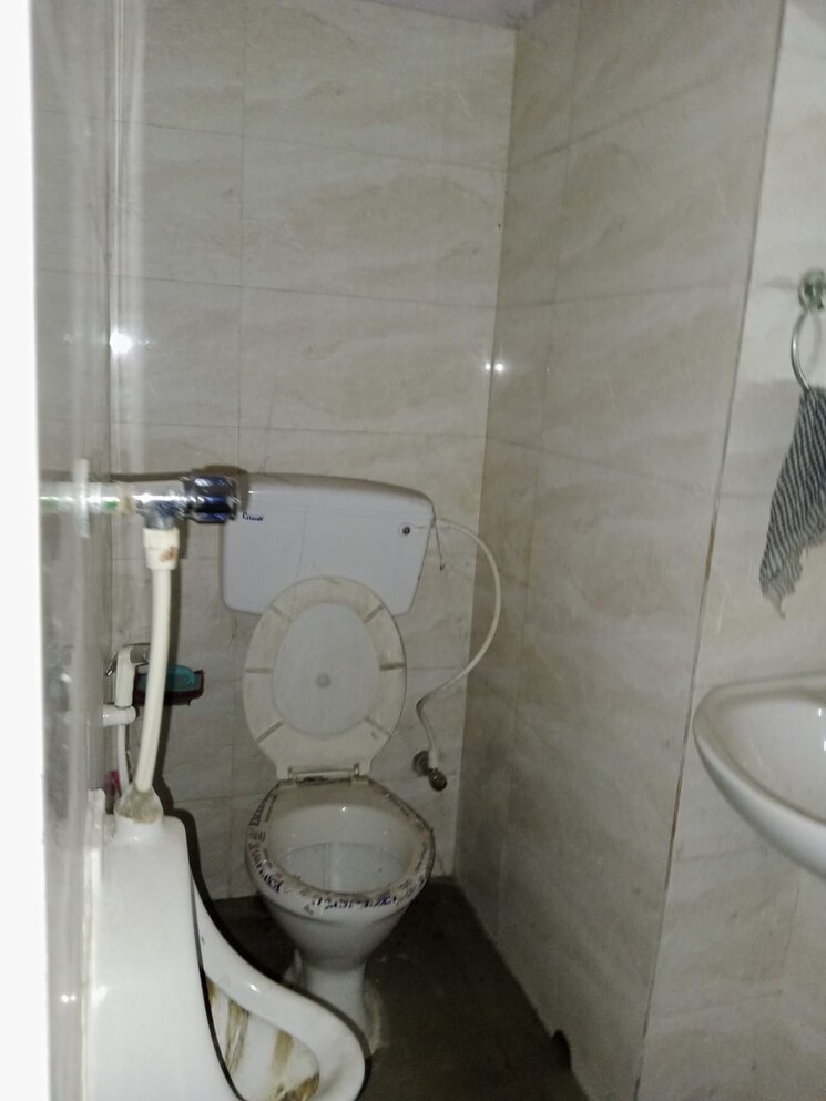 Bathroom, park street Commercial Office Space 1200 Sq.Ft. In Park Street Kolkata 9696365