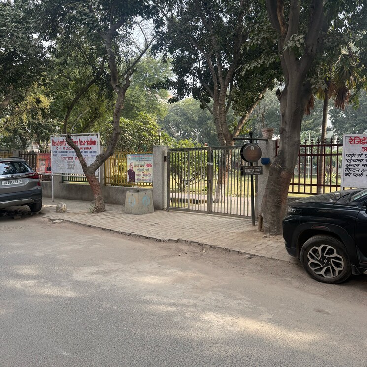  Parking, palam-vihar-residents-association  300 Sq.Yd. Plot In Palam Vihar Gurgaon 9696683