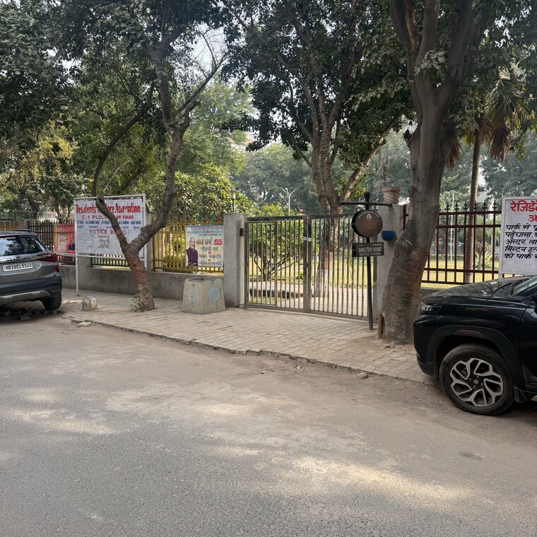  Parking, palam-vihar-residents-association  300 Sq.Yd. Plot In Palam Vihar Gurgaon 9696683