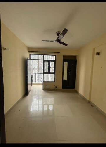 Room in 2 BHK Apartment at Mahagun Mahagunpuram II, Lal Kuan – for Rent