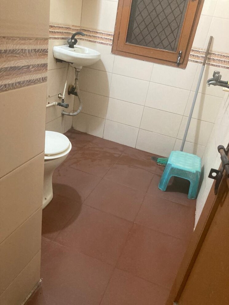 Bathroom, sector 55 1.5 Bedroom 750 Sq.Ft. Independent House In Sector 55 Noida 9696763