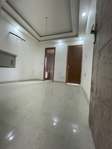 Building Lobby in 3 BHK Builder Floor at Sector 81 – for Sale