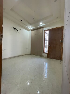 Room in 3 BHK Builder Floor at Sector 81 – for Sale