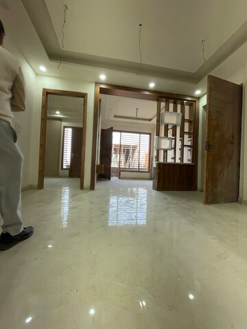 Room in 3 BHK Builder Floor at Sector 81 – for Sale