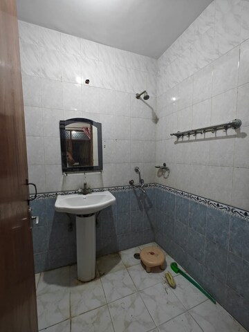 Bathroom in 4 BHK Apartment at Ardee City, Sector 52 – for Rent