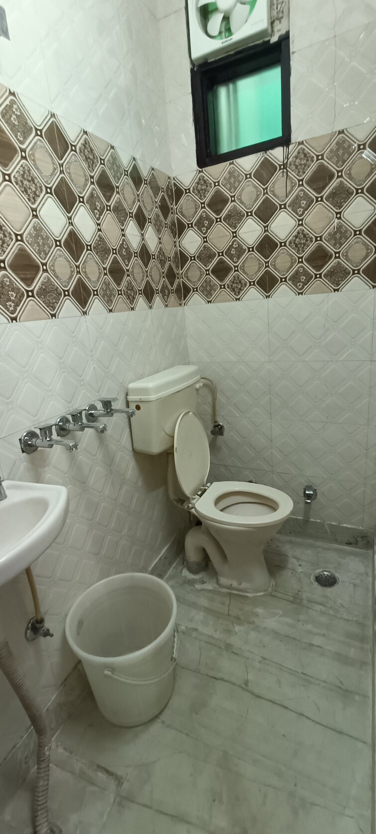 Bathroom, rohini sector 7 1 Bedroom 300 Sq.Ft. Builder Floor In Rohini Sector 7 Delhi 9696827