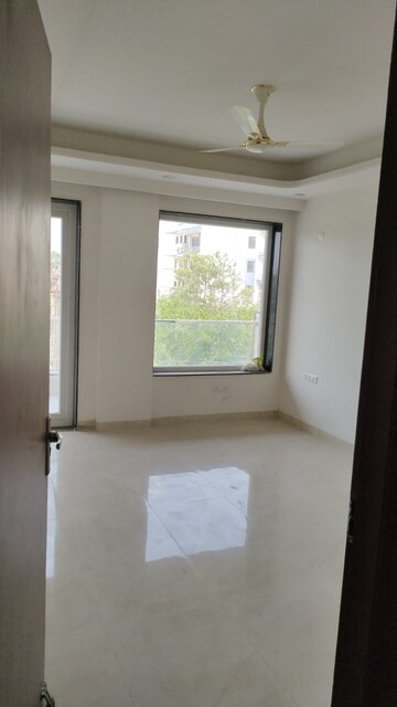 Room in 3 BHK Apartment at Ardee City, Sector 52 – for Rent
