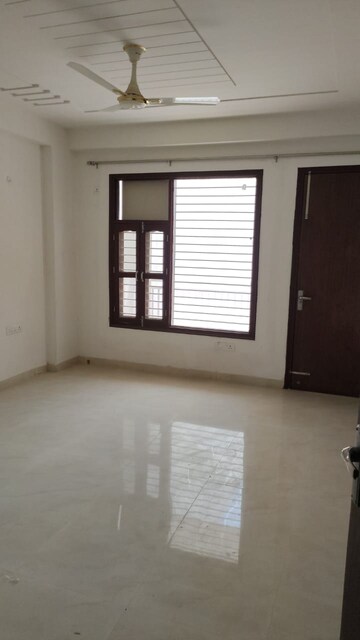Room in 3 BHK Apartment at Ardee City, Sector 52 – for Rent