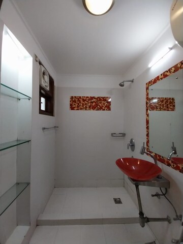 Furnished Amenities in 4 BHK Apartment at Ambience Island, Sector 24 – for Rent