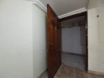 Room in 3.5 BHK Apartment at Ambience Island, Sector 24 – for Rent