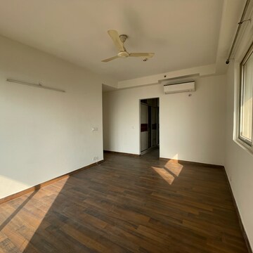 Room in 4 BHK Apartment at Conscient Heritage Max, Sector 102 – for Rent