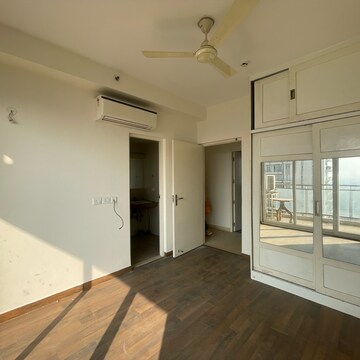 Room in 4 BHK Apartment at Conscient Heritage Max, Sector 102 – for Rent