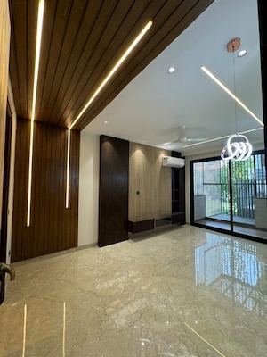 Room in 3.5 BHK Builder Floor at Dlf Phase ii – for Rent