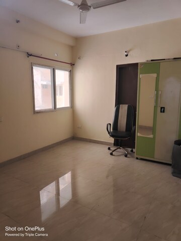 Room in 3 BHK Apartment at Gomti Nagar – for Rent