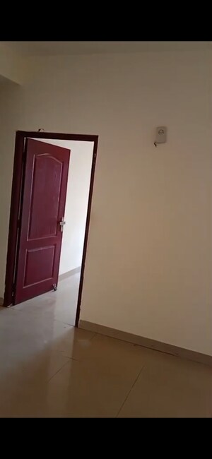 Room in 3 BHK Apartment at Piyush Heights, Sector 89 – for Rent
